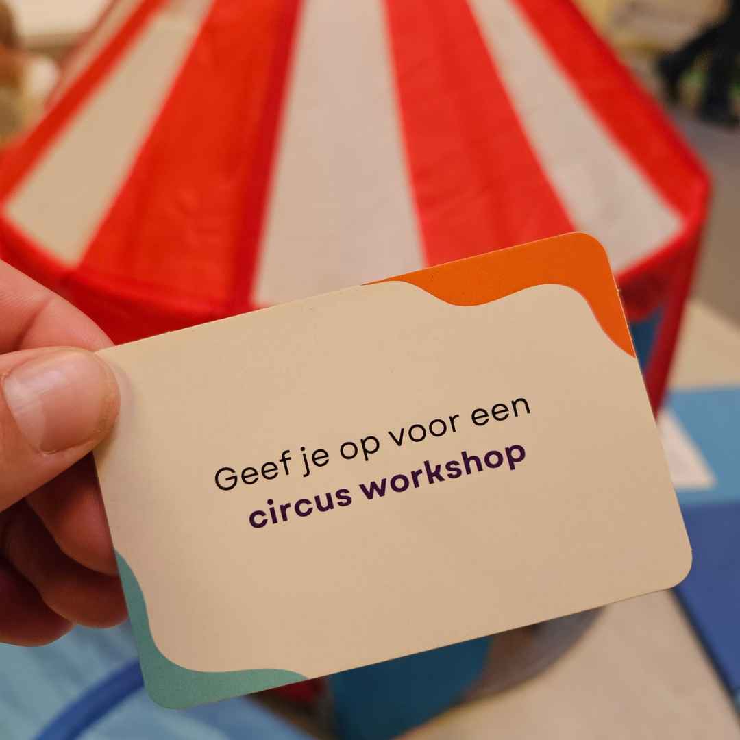 Out of Comfort Dares Friends edition opdrachtkaartje - geef je op voor een circus workshop