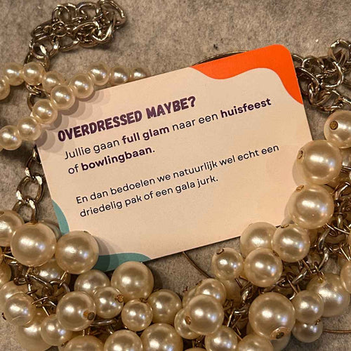 Out of Comfort Dares Friends edition opdrachtkaartje Overdressed maybe? Ga full glam naar een huisfeest of bowlingbaan