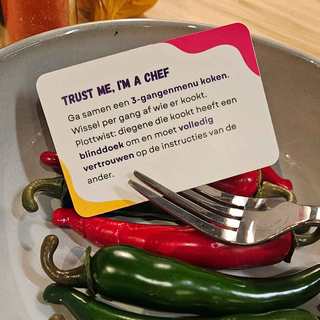 Trustfall Out of Comfort Dates Couples Edition opdrachtkaartje - Trust me, i'm a chef: ga samen een 3-gangenmenu koken. Plottwist diegene die kookt, heeft een blinddoek om.